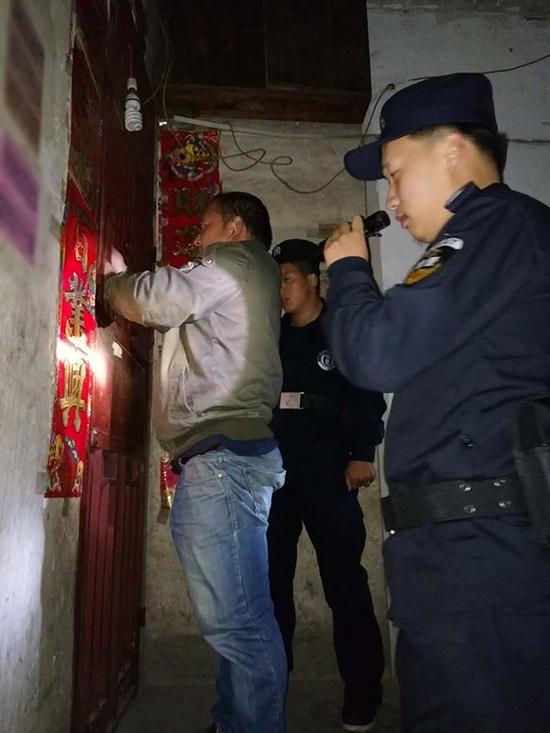 朝阳粗心妈妈误将幼女锁家中 民警全城寻开锁师傅开门