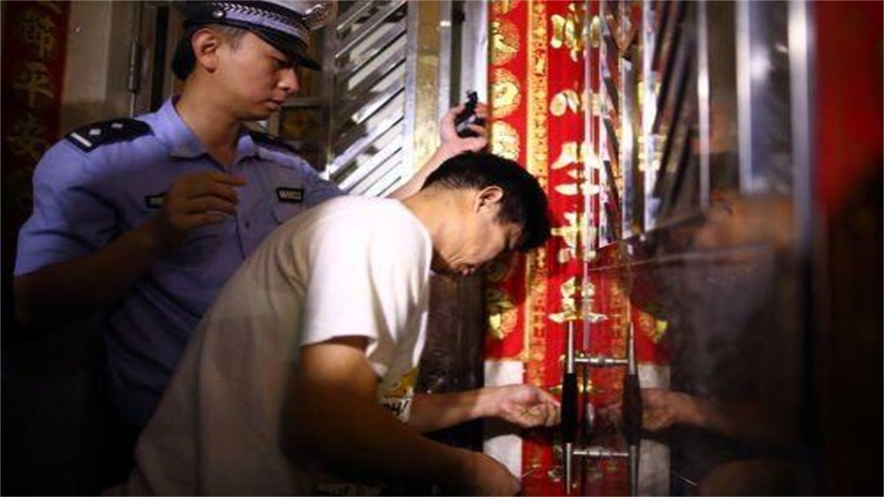 朝阳请开锁师傅开了锁后，师傅为什么一般都不进门，就算主人请也不进去？